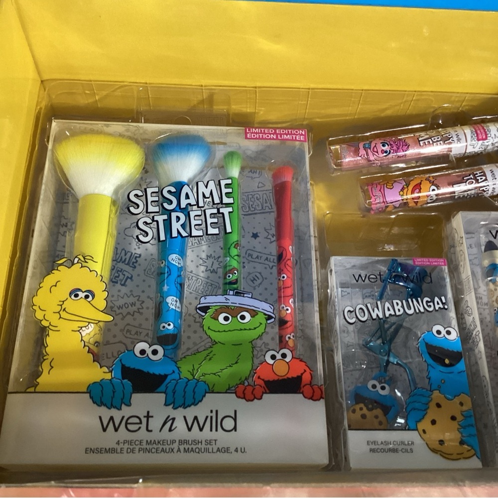 Wet n Wild Sesame Street Limit Ed Makeup Collection, PR Box + Bag + Sponge Set - Picture 14 of 16